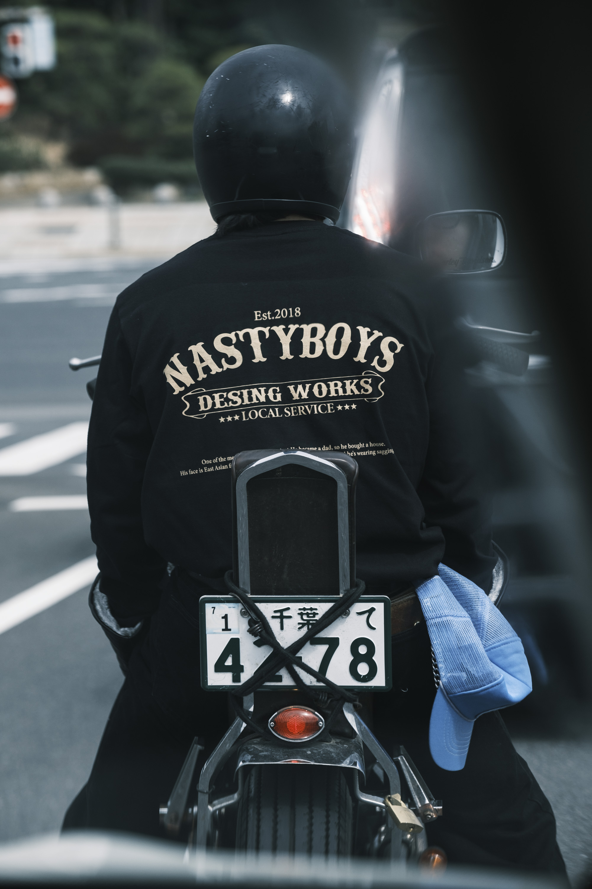 バイクに乗る後ろ姿の男性