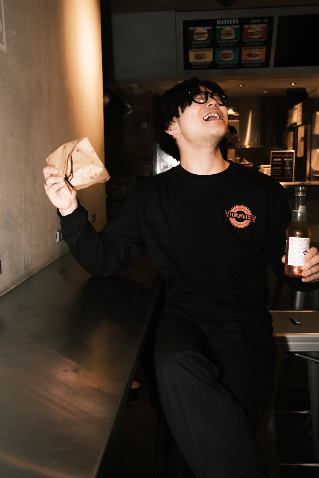 瓶を持つ男性