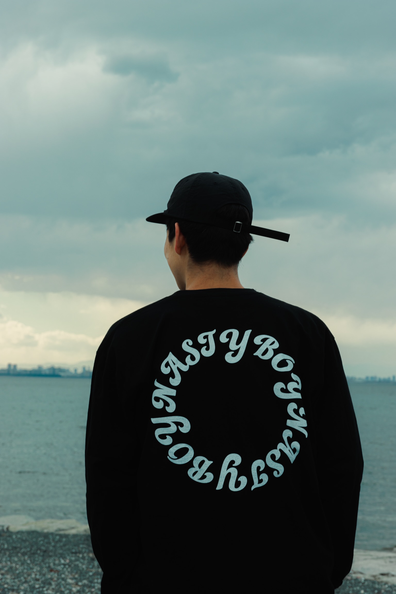 海辺で立つ男性